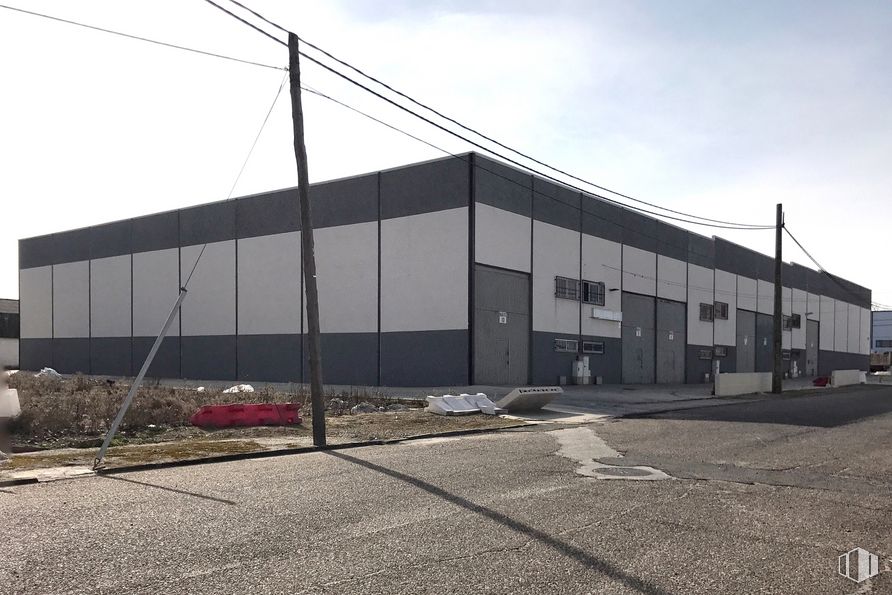 Industrial for sale at Zona industrial, Huecas, Toledo, 45511 with building, sky, cloud, land lot, asphalt, residential area, shade, commercial building, facade and road surface around