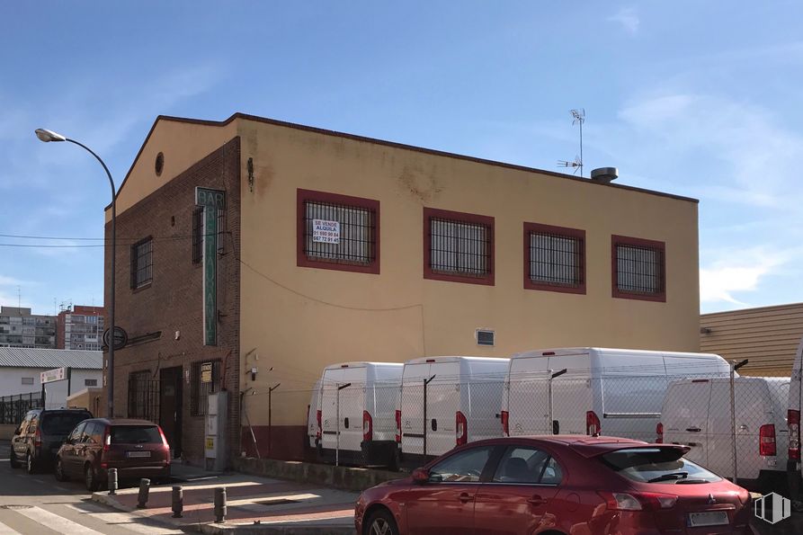 Local en venta en Calle Abedul, 4, Fuenlabrada, Madrid, 28942 con coche, ventana, edificio, rueda, cielo, neumático, vehículo terrestre, vehículo, nube y vehículo motorizado alrededor