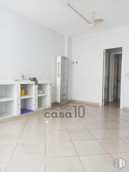 Local en alquiler y venta en Calle Alonso Covarrubias, Getafe, Madrid, 28902 con ventilador de techo, estantería, accesorio, suelo de baldosas, madera, edificio, interiorismo, puerta, suelos y suelo alrededor