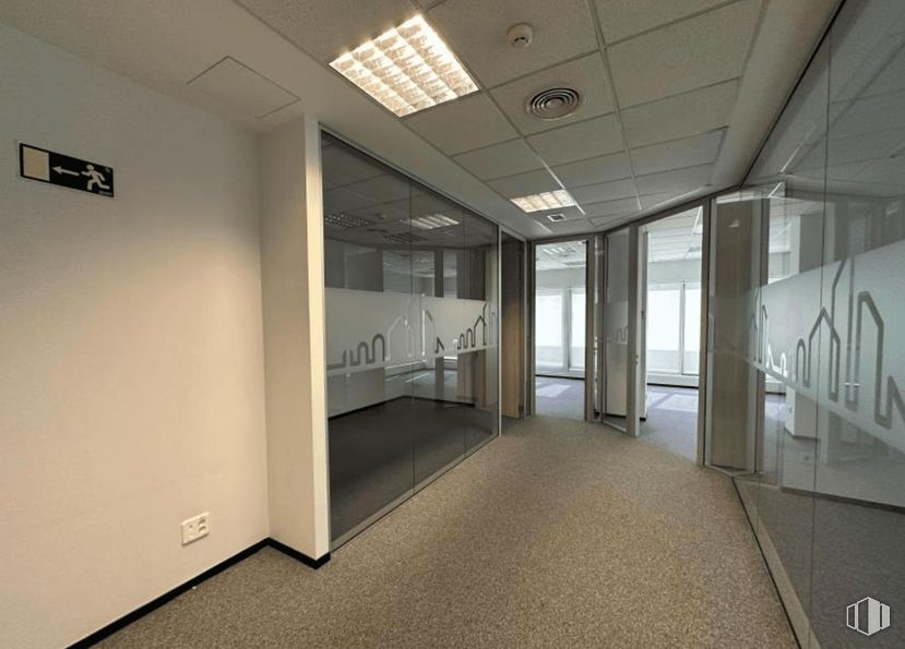 Office for sale & for rent at Calle Casas de Miravete, Villa de Vallecas, Madrid, 28031 with lighting, light fixture, flooring, floor, interior design, ceiling, glass, transparency, daylighting and design around