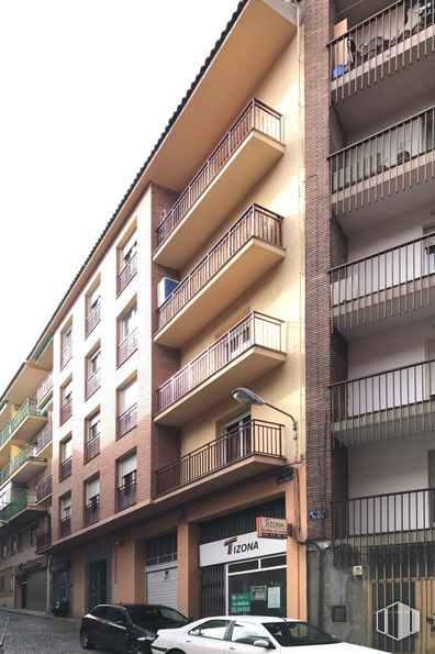 Local en alquiler en Calle Miraflores, Segovia, 40005 con coche, edificio, vehículo terrestre, propiedad, rueda, blanco, neumático, vehículo, bloque de torre y ventana alrededor