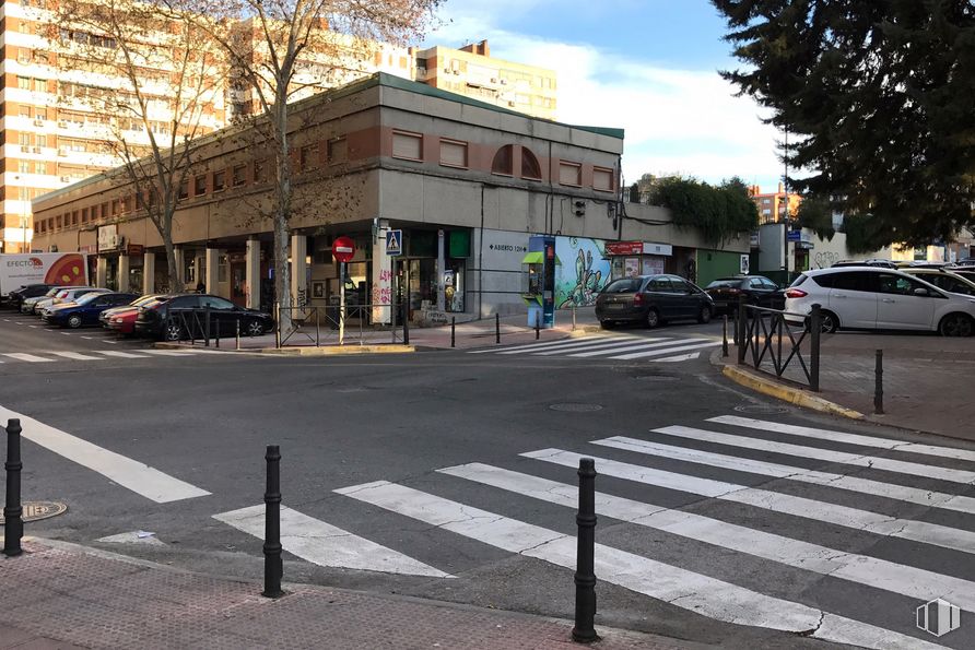 Local en alquiler y venta en Calle Holanda, 2, Fuenlabrada, Madrid, 28943 con coche, edificio, vehículo terrestre, rueda, vehículo, neumático, cielo, infraestructura, superficie de carretera y árbol alrededor