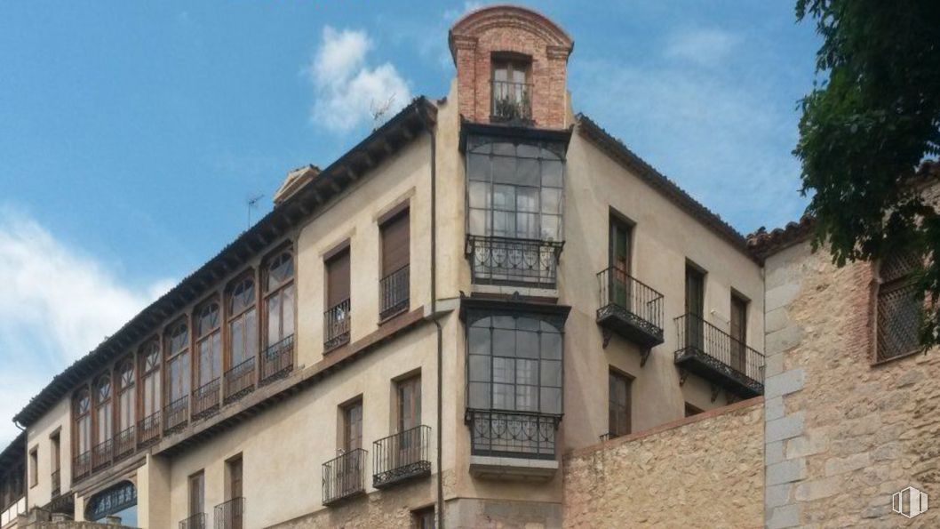 Retail for sale at Casco Histórico, Segovia, 40196 with window, building, cloud, sky, property, fixture, facade, city, apartment and roof around