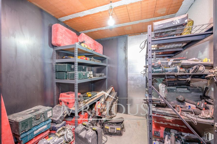 Industrial for sale at Calle Costa del Sol, Yuncos, Toledo, 45210 with furniture, shelving, shelf, machine, metal, workshop, basement, box, toolroom and steel around