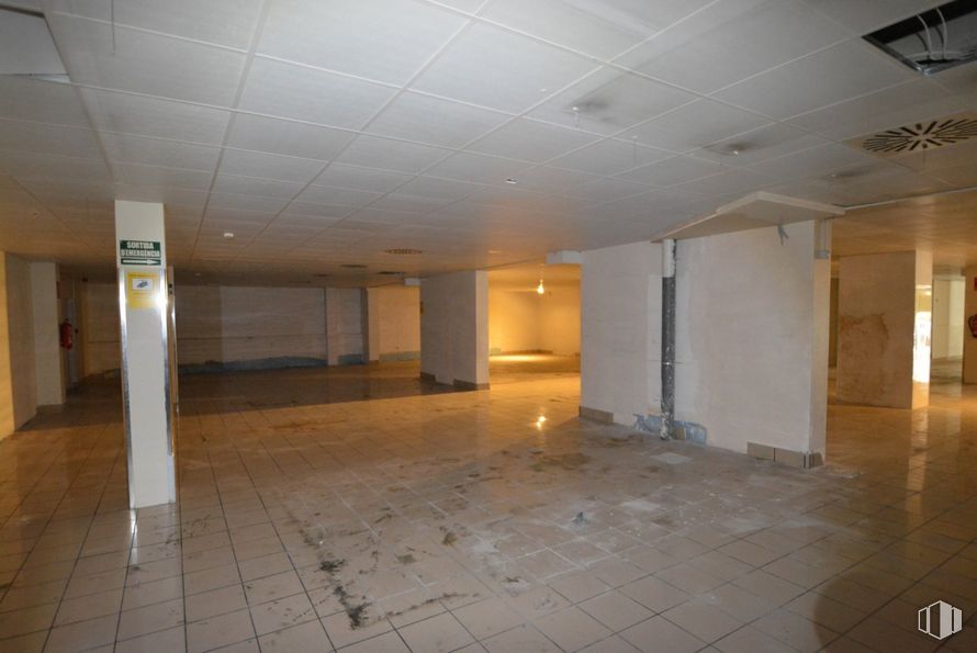 Industrial for sale at Avenida Industria, 177(P), Numancia de la Sagra, Toledo, 45230 with flooring, floor, ceiling, tile flooring, tile, silver, hall, transparency, basement and plaster around