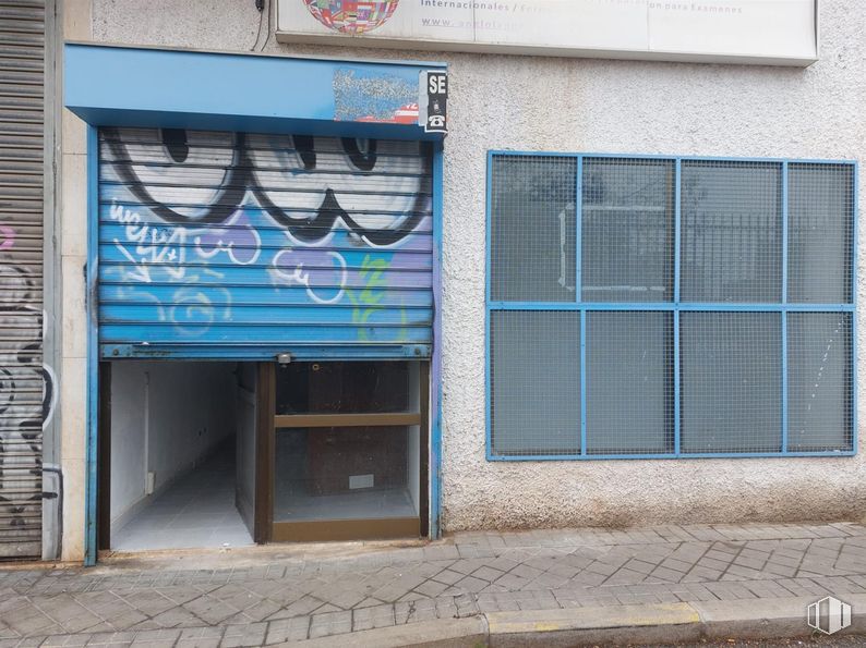 Local en alquiler y venta en Plaza Melendra, 2, Fuenlabrada, Madrid, 28944 con ventana, pared, material compuesto, puerta, metal, graffiti, hormigón, pintura, arte callejero y mural alrededor