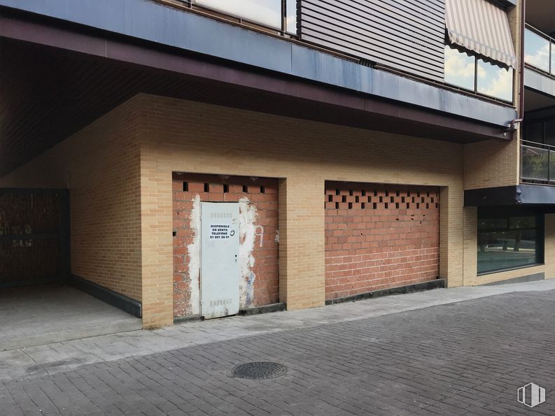 Local en venta en Calle Emilio García Grediaga, 5, Aranjuez, Madrid, 28300 con puerta, superficie de carretera, albañilería, ladrillo, edificio, asfalto, madera, accesorio, pared y acera alrededor