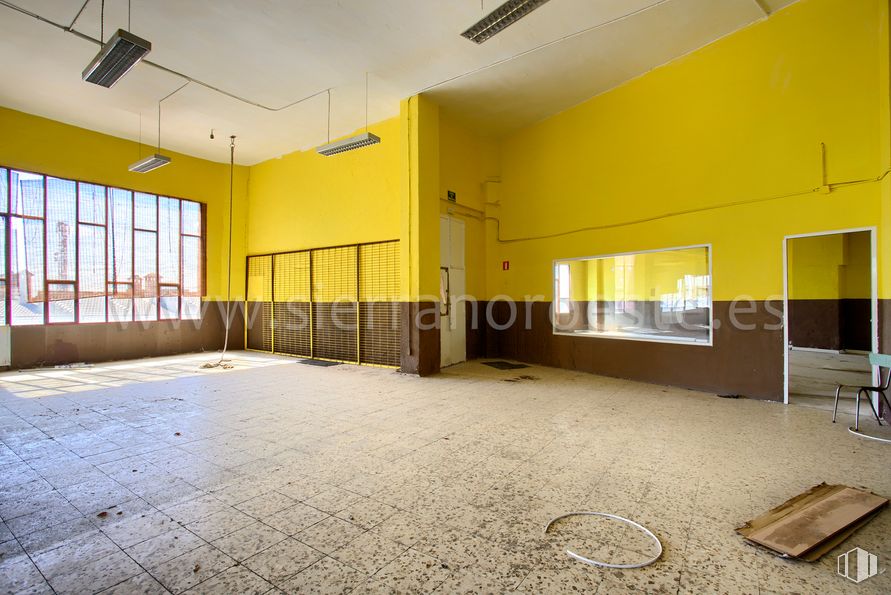 Nave en alquiler y venta en Calle Talamanca, Fuente el Saz de Jarama, Madrid, 28140 con equipaje y bolsos, alumbrado, propiedad, accesorio, edificio, madera, ventana, suelo, pasillo y piso alrededor