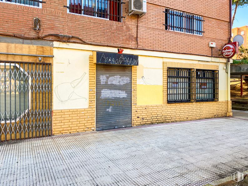 Retail for sale at Calle General Moscardó Guzmán, 14, Guadalajara, 19004 with window, door, property, infrastructure, brickwork, road surface, brick, asphalt, wood and flooring around