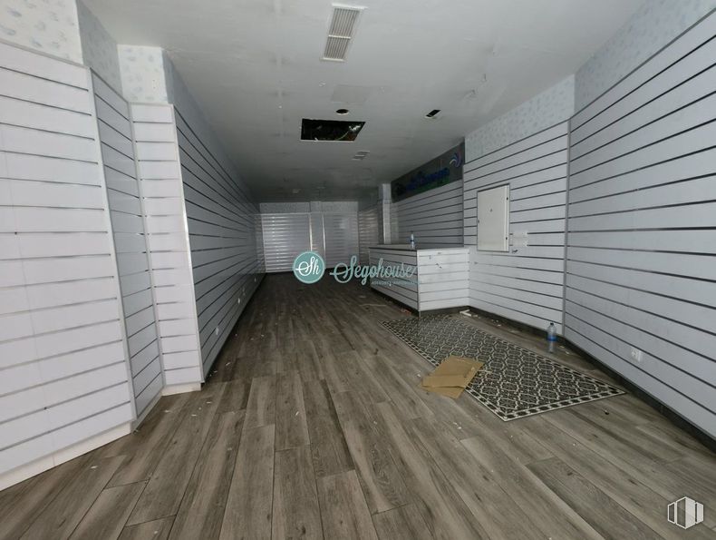 Retail for rent at Calle José Zorrilla, Segovia, 40002 with flooring, floor, wood, wood flooring, ceiling, plank, hardwood, laminate flooring, silver and tile flooring around