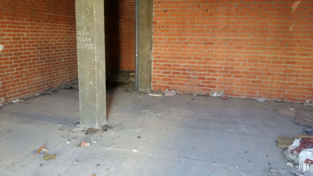 Retail for sale & for rent at Plaza Espronceda, 22, Segovia, 40006 with wood, brickwork, road surface, brick, building material, floor, flooring, wall, composite material and gas around