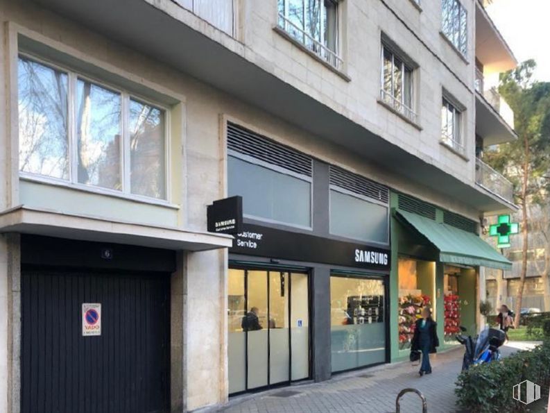 Local en venta en Zona Doctor Fleming, Chamartín, Madrid, 28036 con ventana, persona, puerta, propiedad, edificio, planta, diseño urbano, edificio comercial, fachada y ciudad alrededor