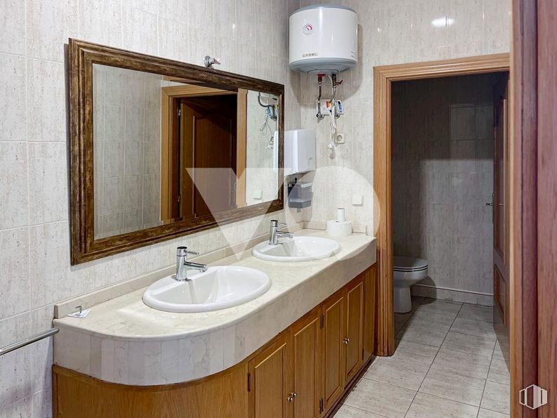 Oficina en alquiler en Avenida Constitución, Torrejón de Ardoz, Madrid, 28850 con fregadero, inodoro, mueble de baño, ebanistería, espejo, grifo, accesorios de fontanería, lavabo, propiedad y mueble alrededor