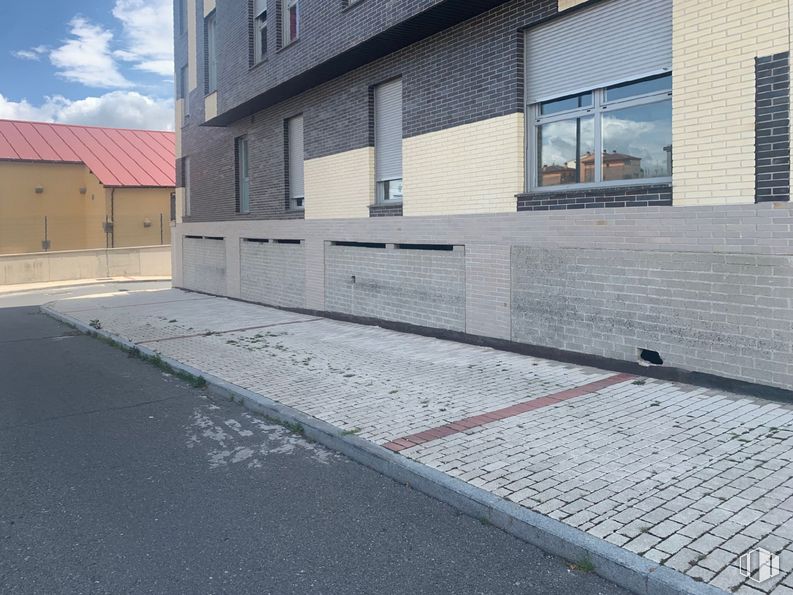 Retail for sale at Calle Banderas de Castilla, 11, Ávila, 05001 with window, building, cloud, sky, road surface, brickwork, grey, asphalt, brick and urban design around