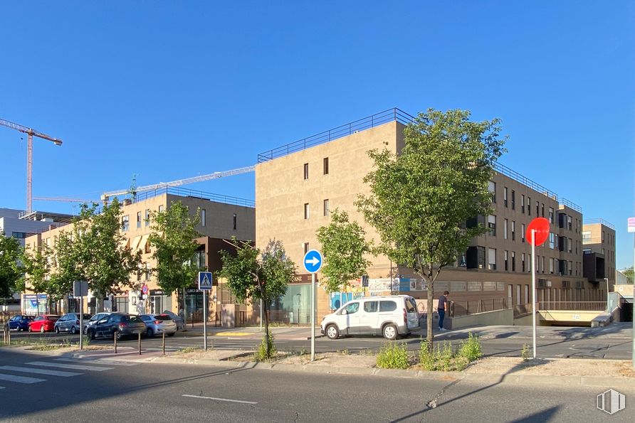 Local en venta en Calle José Hierro, 92, Rivas-Vaciamadrid, Madrid, 28529 con edificio, coche, cielo, planta, luz de la calle, ventana, superficie de la carretera, vehículo, asfalto y árbol alrededor