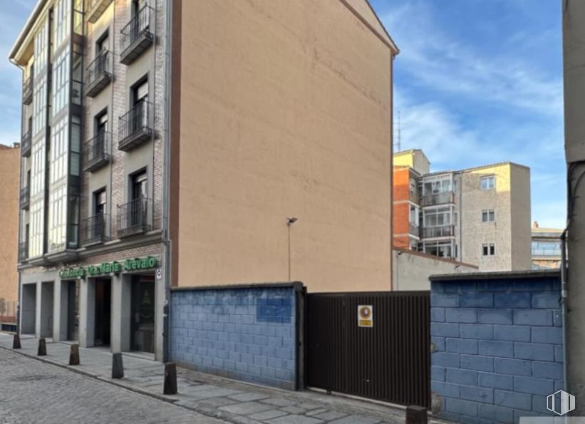 Suelo en venta en Zona centro, Ávila, 05001 con edificio, cielo, ventana, nube, accesorio, diseño urbano, superficie de la carretera, ladrillo, zona residencial y propiedad material alrededor