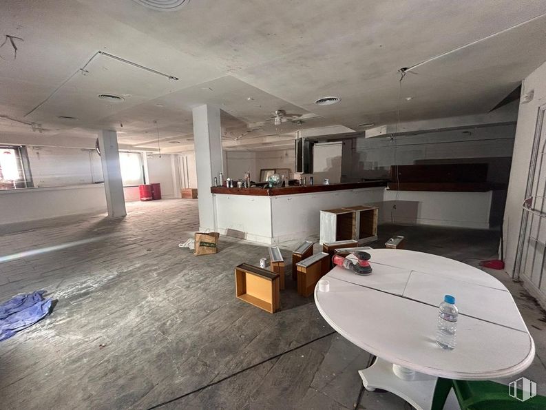 Local en alquiler en Plaza Santos Niños, Alcalá de Henares, Madrid, 28801 con mesa de centro, edificio, interiorismo, mesa, arquitectura, suelos, suelo, pared, sofá y casa alrededor