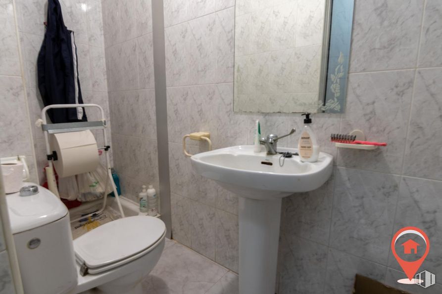 Retail for sale at Calle Nuestra Señora Soledad, Fuensalida, Toledo, 45510 with sink, toilet, tap, plumbing fixture, bathroom sink, property, mirror, purple, bathroom and black around