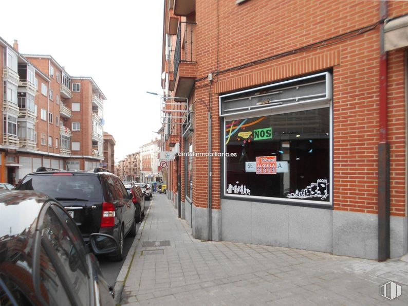 Local en alquiler en Zona Sur - Toledana, Ávila, 05003 con coche, edificio, ciudad, barrio, calle, puerta, luz de estacionamiento, acera, uso mixto y coche familiar alrededor