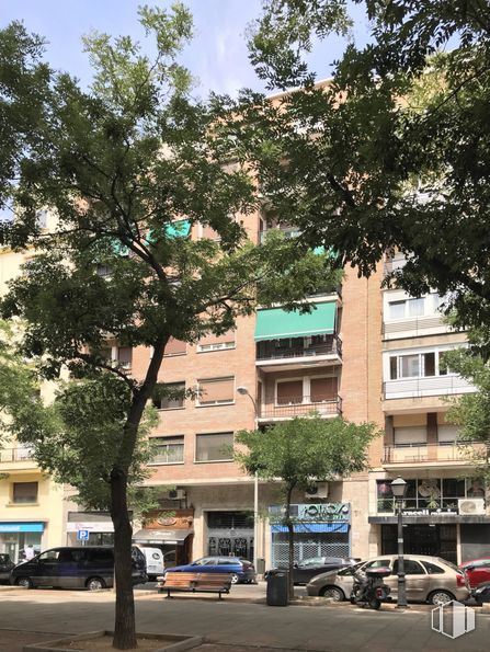 Local en venta en Calle Ibiza, Retiro, Madrid, 28009 con coche, edificio, rueda, cielo, durante el día, propiedad, neumático, ventana, vehículo y árbol alrededor