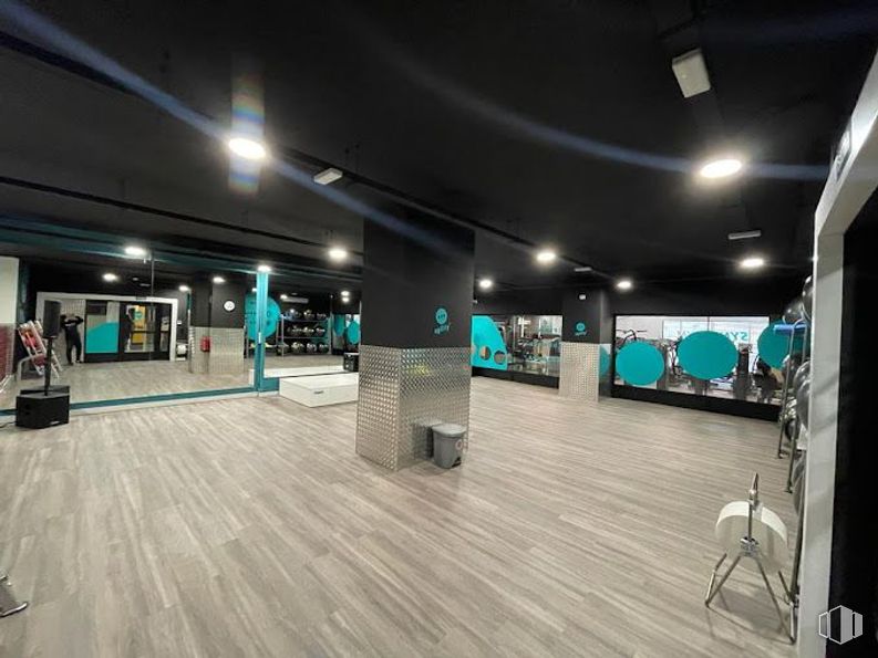 Retail for sale at Avenida Nazaret, Retiro, Madrid, 28009 with flooring, floor, ceiling, logo and wood flooring around