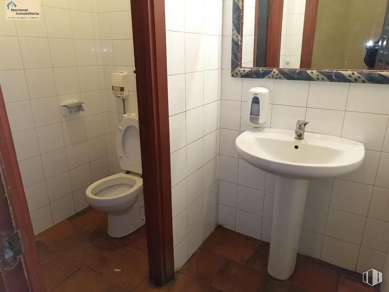 Retail for sale at Zona Collado Hermoso, Collado Hermoso, Segovia, 40170 with toilet, sink, brown, plumbing fixture, tap, mirror, bathroom sink, purple, bathroom and toilet seat around