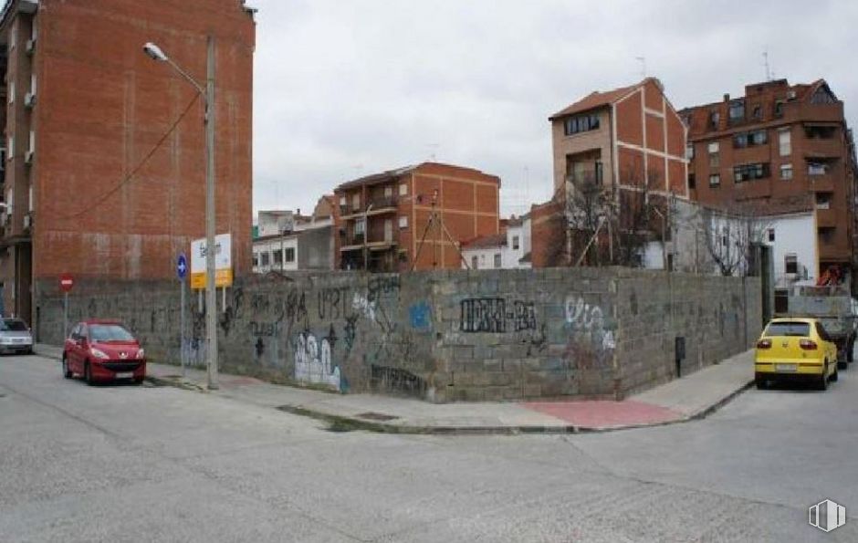 Land for sale at Calle Bachiller Hernando Alonso, 35, Talavera de la Reina, Toledo, 45600 with car, building, sky, vehicle, window, cloud, road surface, asphalt, urban design and vehicle registration plate around