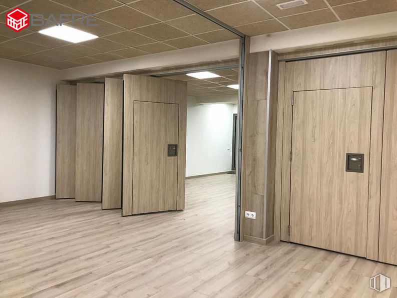 Local en venta en Avenida Monteclaro, Pozuelo de Alarcón, Madrid, 28223 con armario, propiedad, edificio, puerta, accesorio, madera, pasillo, suelo, piso y pared alrededor