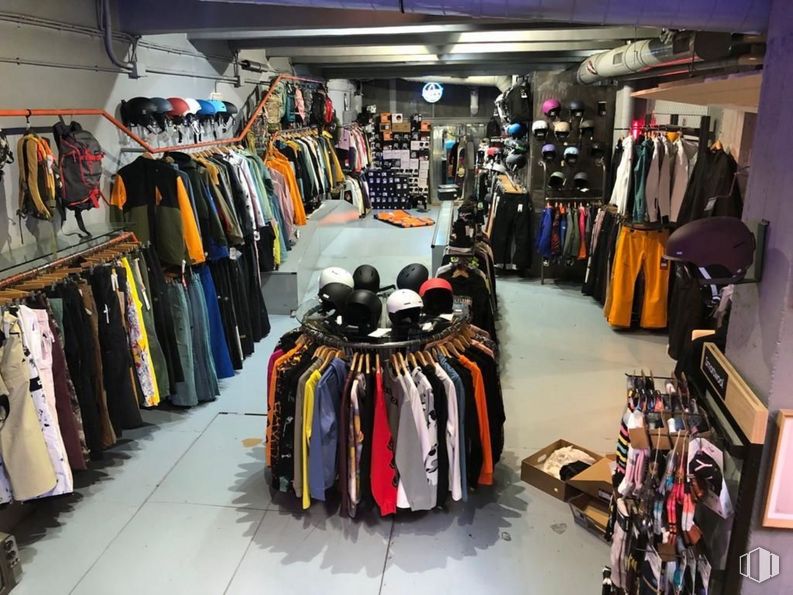 Local en venta en Calle de Hilarión Eslava, Chamberí, Madrid, 28015 con diseño automovilístico, textil, sombrero, venta al por menor, percha, diseño de moda, tienda, gafas, ir de compras y evento alrededor