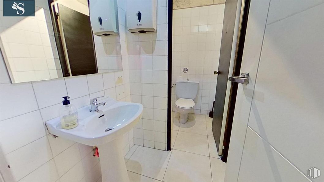 Retail for rent at Zona centro, Alcobendas, Madrid, 28100 with toilet, sink, flooring, plumbing fixture, floor, bathroom sink, bathroom, plumbing, interior design and tap around