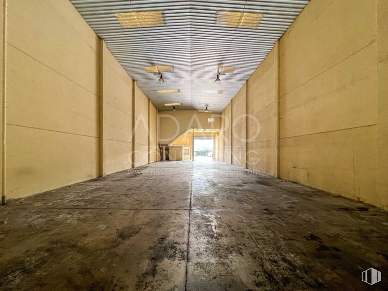 Industrial for sale at Polígono industrial Las Matillas, Alcalá de Henares, Madrid, 28802 with lighting, light fixture, ceiling fan, flooring, floor, ceiling, concrete, building material, tile flooring and plywood around