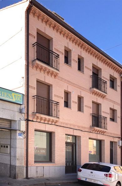 Retail for rent at Calle Adrián Nodal, 4, Bargas, Toledo, 45593 with window, building, brown, wood, brick, residential area, brickwork, material property, fixture and real estate around