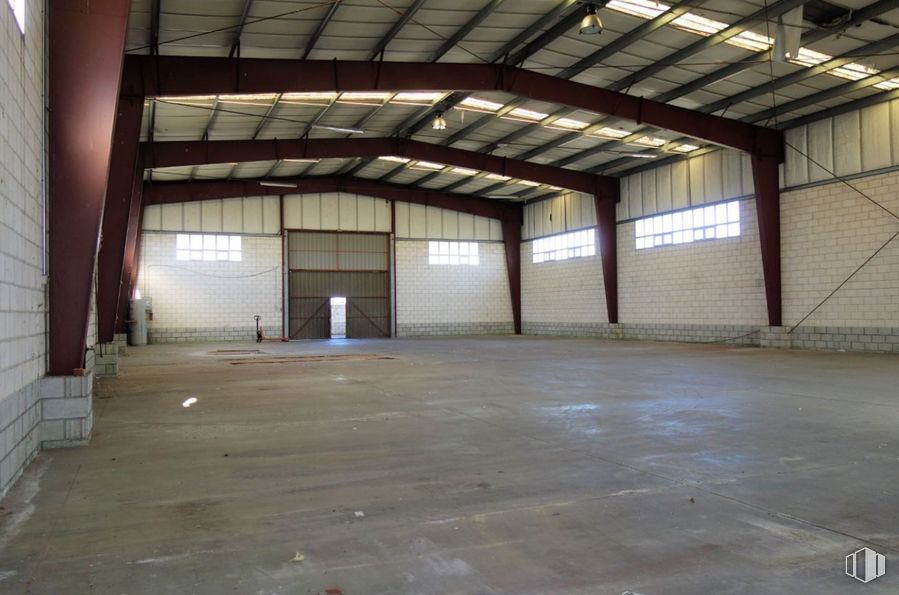 Nave en alquiler en Zona industrial, Sanchidrián, Ávila, 05290 con ventana, puerta, propiedad, accesorio, pasillo, madera, edificio, piso, sombra y pared alrededor