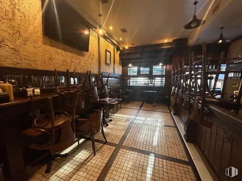 Retail for sale at Paseo Federico Garcia Lorca, Toledo, 45007 with chair, furniture, light fixture, building, interior design, wood, floor, barware, table and drinking establishment around