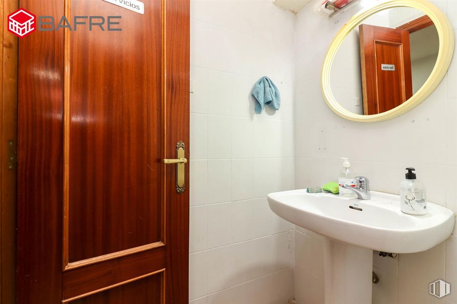 Local en venta en Casco antiguo, San Sebastián de los Reyes, Madrid, 28700 con puerta, espejo, fregadero, grifo, accesorios de fontanería, propiedad, fotografía, lavabo, cuarto de baño y accesorio alrededor