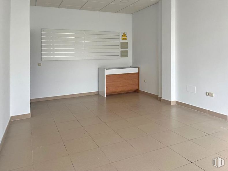 Retail for rent at Calle Nuestra Señora de Sonsoles, Ávila, 05003 with window blind, cabinetry, window, wood, hall, floor, flooring, wall, fixture and hardwood around