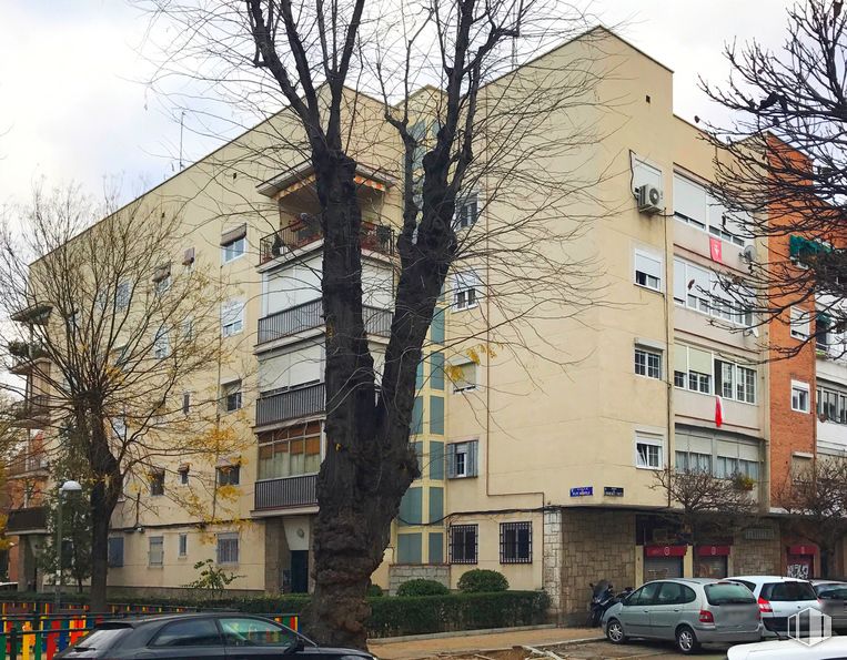 Local en alquiler en Calle Felipe Moratilla, 7, Moncloa - Aravaca, Madrid, 28008 con coche, edificio, vehículo terrestre, planta, vehículo, día, rueda, ventana, neumático y árbol alrededor