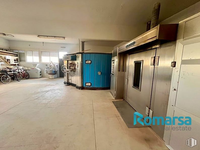 Industrial for sale & for rent at Carretera Piedrahita, Muñogalindo, Ávila, 05530 with door, tire, wheel, fixture, gas, flooring, machine, building, city and ceiling around