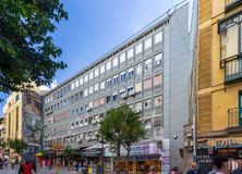 Office for sale at Calle Montera, Centro, Madrid, 28013 with person, building, sky, window, plant, infrastructure, tree, urban design, tower block and condominium around