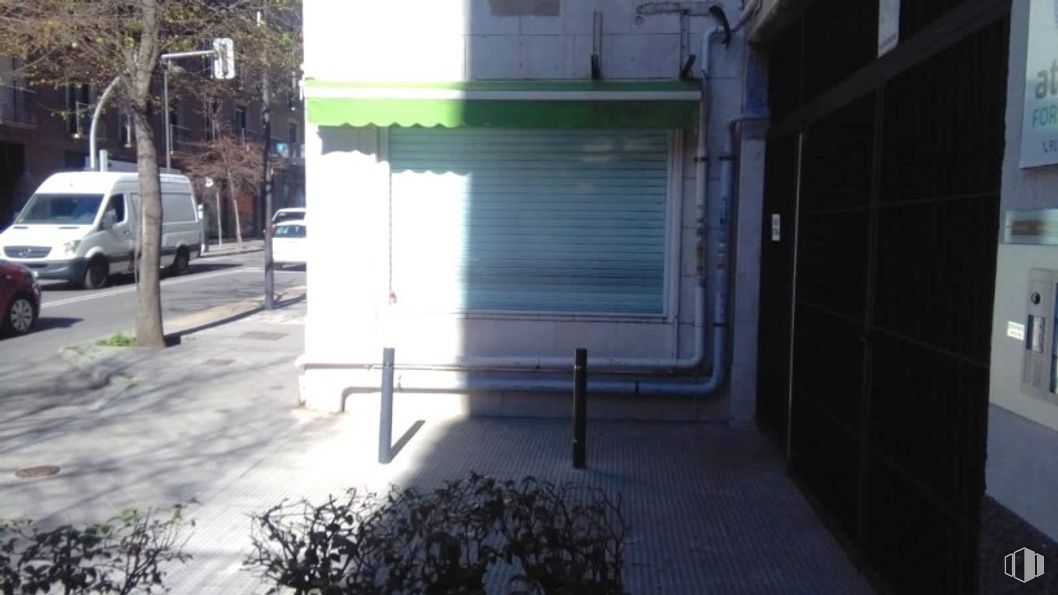 Local en venta en Calle Cartagena, 64, Salamanca, Madrid, 28028 con camioneta, edificio, planta, rueda, neumático, vehículo, iluminación automotriz, superficie de carretera, sombra y pared alrededor