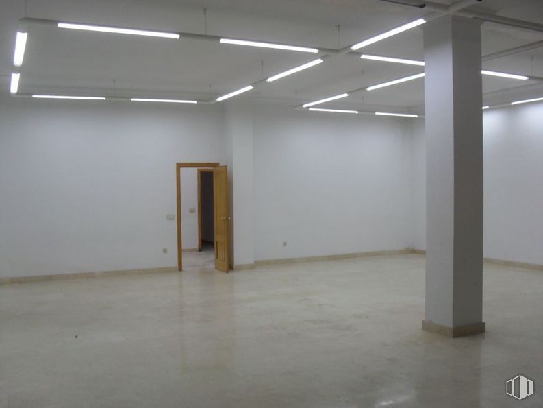 Industrial for sale & for rent at Polígono Industrial Sur, Colmenar Viejo, Madrid, 28770 with light fixture, lighting, fixture, floor, flooring, hall, ceiling, wood, event and symmetry around