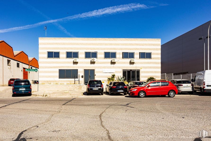 Industrial for sale at Calle Puerto Navafría, Móstoles, Madrid, 28935 with car, building, automotive parking light, land vehicle, wheel, tire, sky, vehicle, motor vehicle and window around