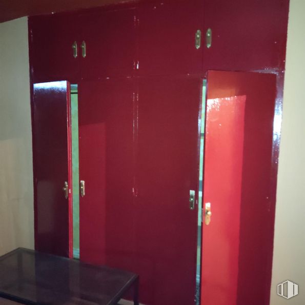 Retail for sale at Zona Centro, Piñuécar-Gandullas, Madrid, 28737 with wardrobe, cupboard, coffee table, fixture, door, wood, flooring, floor, material property and automotive exterior around