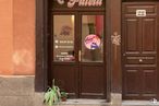 Retail for sale & for rent at Calle Abades, 22, Centro, Madrid, 28012 with door, plant, building, fixture, facade, brick, wood, home door, font and street around