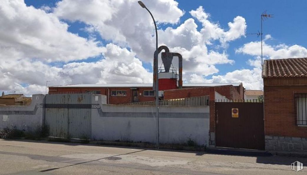 Industrial for sale at Calle Rocinante, Ajofrín, Toledo, 45110 with window, cloud, sky, building, street light, asphalt, wall, gas, road surface and facade around