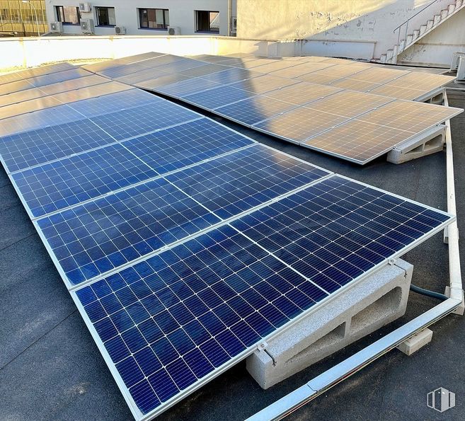 Oficina en venta en Zona San Blas, San Blas - Canillejas, Madrid, 28037 con edificio, mesa, energía solar, panel solar, luz, producto, azur, ventana, energía solar y pendiente alrededor