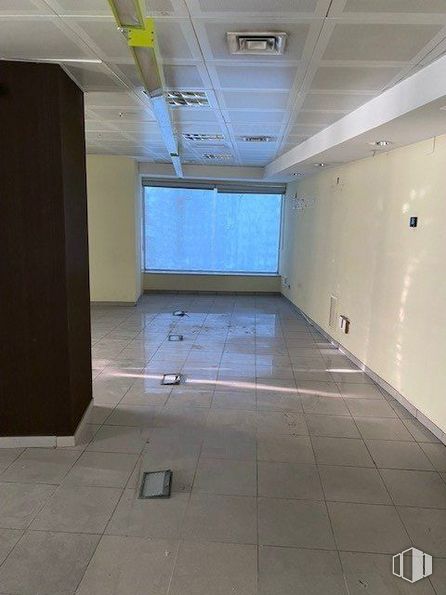 Retail for sale at Avenida Virgen Loreto, Torrejón de Ardoz, Madrid, 28850 with furniture, building, fixture, floor, flooring, ceiling, hall, composite material, gas and tile flooring around