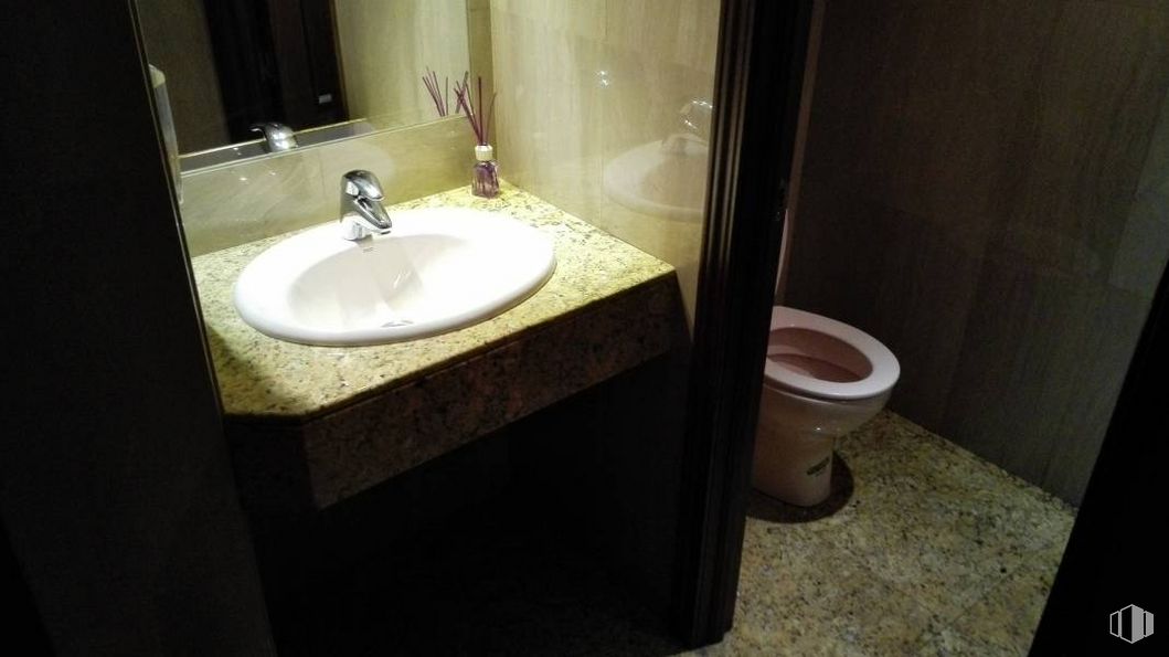 Retail for sale at Avenida Olímpica, Móstoles, Madrid, 28935 with sink, toilet, brown, tap, bathroom sink, mirror, plumbing fixture, bathroom, wood and fluid around