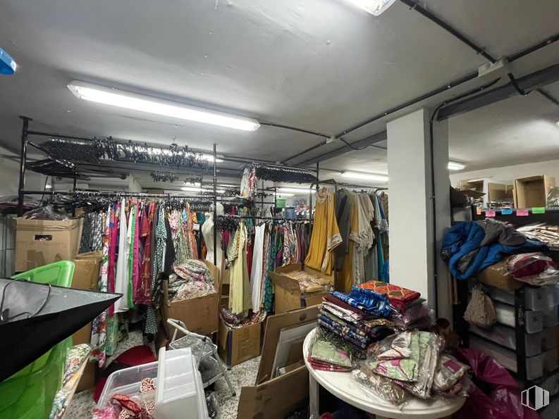 Local en venta en Calle San Marcial, Móstoles, Madrid, 28931 con alumbrado, lámpara, venta al por menor, textil, percha, mercado, armario, bolsa, tienda outlet y tienda alrededor