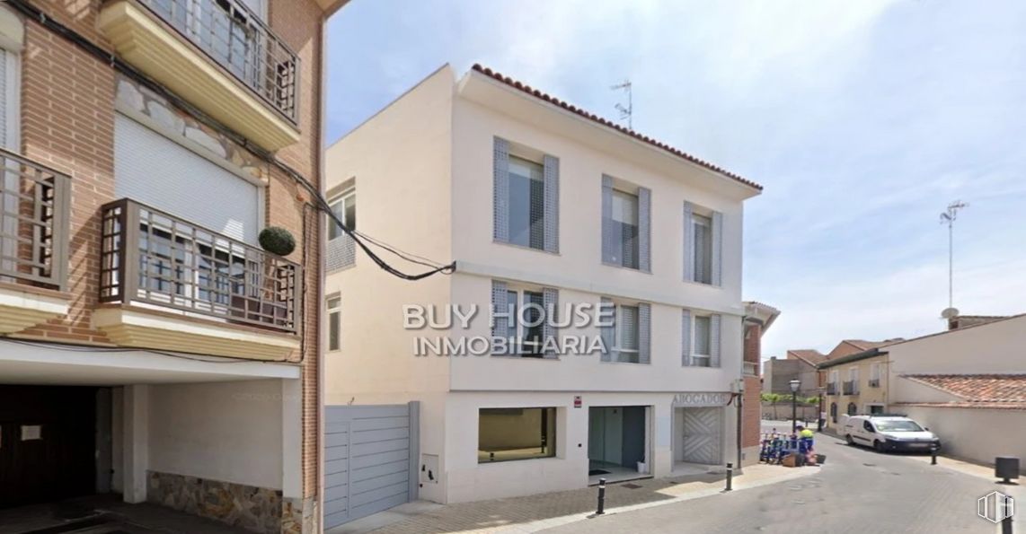 Office for rent at Zona centro, Illescas, Toledo, 45200 with window, building, sky, cloud, wheel, fixture, tire, urban design, car and facade around